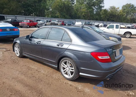 2013 Mercedes-Benz C 250 Sport z USA, uszkodzony, nr VIN WDDGF4HB1DG083385